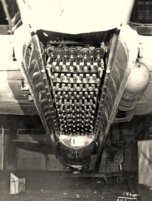блок автоматов ппш, установленных в бомболюк самолета