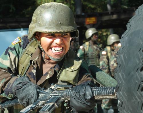 Армия Соединенных Штатов, рядовой Хосе Эрнандес атакует штыком тренажер-шину во время подготовки к штыковому бою в Форт-Джексоне, штат Южная Каролина