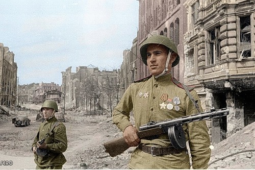 автомат ППШ у советского солдата цветное архивное фото