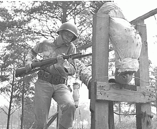 Подготовка к штыковому бою солдата армии США во время Второй Мировой Войны. К ружью M-1 Garand примкнут штык M-1905