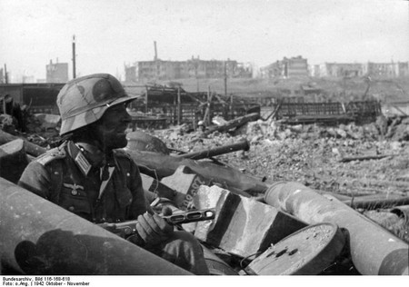 немецкий солдат с советским автоматом ППШ в руках