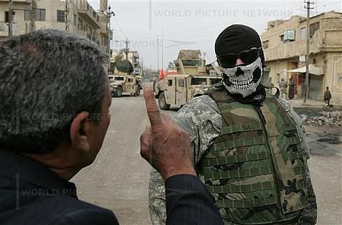 американский солдат в маске балаклаве с черепом