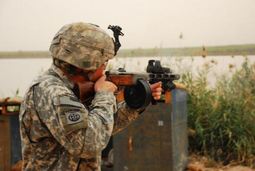 ППШ с тактической рукоятью и коллиматором в руках американского солдата в Ираке